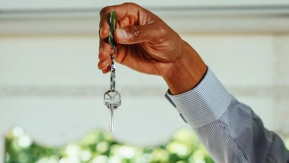 El HUD busca dejar fuera a migrantes indocumentados de programas de vivienda pública en EE.UU.