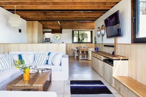 El hueco de la escalera hace de separador entre la cocina y el living.