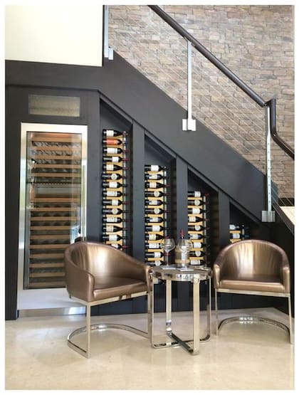El hueco debajo de las escaleras puede ser el lugar ideal para armar una cava en casa