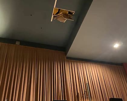 El hueco que quedó en el techo de la sala del cine