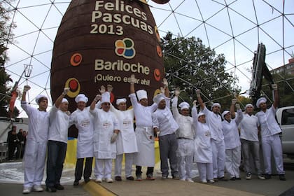 El Huevo de Pascua gigante fue repartido entre todos los vecinos y turistas