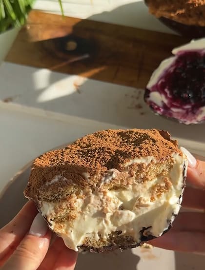 El huevo de Pascua relleno de tiramisú es una reversión ideal para compartir con los chicos