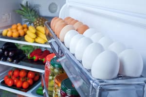 Por qué no hay que guardar los huevos en la heladera ni lavar el pollo, según expertos