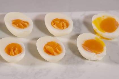 El huevo es una fuente completa de proteínas de alta calidad, esenciales para la reparación y el crecimiento de tejidos, músculos y células