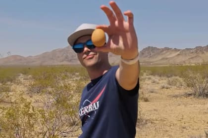 El huevo se elevó 30 kilómetros, cayó a la Tierra y no sufrió ningún daño, en el experimento llevado adelante por el ingeniero y youtuber Mark Rober