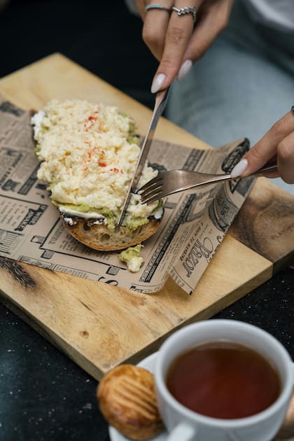 El huevo se puede acompañar con pan, huevo, queso u otros alimentos