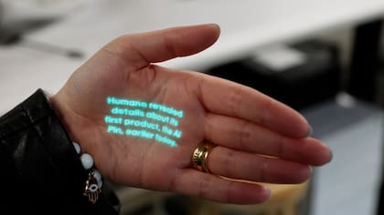  El Humane AI Pin no tiene pantalla, pero puede proyectar imágenes y texto a través de su láser 