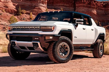 El Hummer EV es más pesado debido a su batería de 230 kWh, lo que afecta su rendimiento comparado con el Cybertruck en pruebas de aceleración.