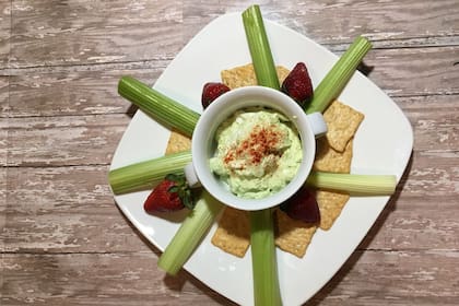 El Hummus (en este caso de pistacho) se puede cocinar en casa y acompañar con bastones de verduras