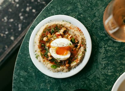 El hummus es parte de los platitos que caracterizan a Condarco