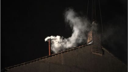El humo blanco cuando se anunció la elección de Francisco en 2013.