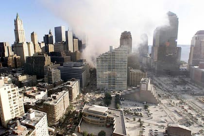 El humo continúa llenando el cielo de los edificios derrumbados del World Trade Center el 12 de septiembre de 2001 en Nueva York