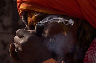 El humo de cannabis llena el aire en el festival Shivaratri de Nepal