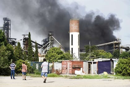 El humo de la explosión en la celda cerealera de Cofco ennegreció el cielo en el complejo de Puerto General San Martín