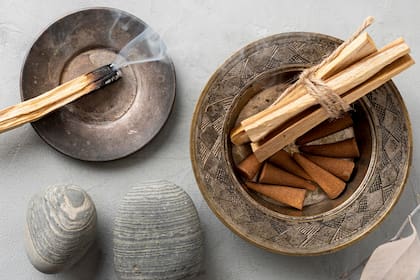 El humo de madera de Palo Santo se usa para alejar la negatividad y limpiar las malas energías