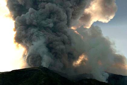 Las erupciones violentas comenzaron de manera sorpresiva y despidieron rocas y lava