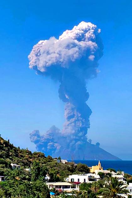 El humo del volcán en la isla italiana de Stromboli, en el mar Tirreno