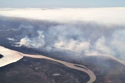 El humo en la islas del Delta visto desde un avión