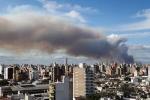 El intendente de Rosario registró una enorme columna de humo por los incendios en el Delta