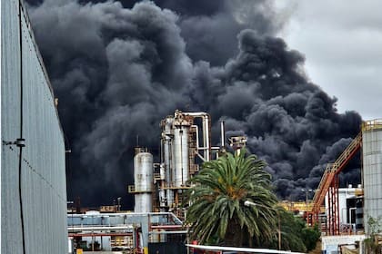 El humo negro que salía de la refinería