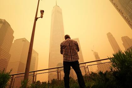 El humo nubla la imagen del One World Trade Center en Nueva York