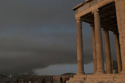 El humo provocado por los incendios desde la Acrópolis de Atenas (AP Photo/Aggelos Barai)