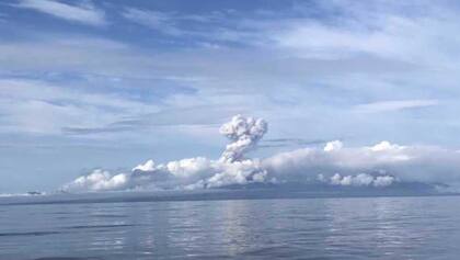 El humo que despide el volcán Semisopochnoi. Fuente: Observatorio Volcánico de Alaska.