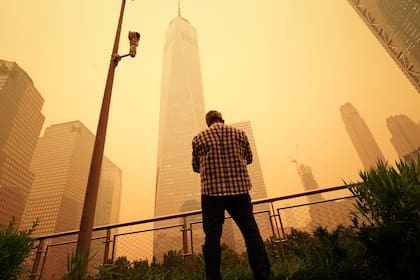El humo que invade Nueva York podría comenzar a dispersarse lentamente, según los últimos reportes