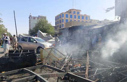El humo sale de las tiendas dañadas después de los enfrentamientos entre los talibanes y las fuerzas de seguridad afganas en la ciudad de Kunduz