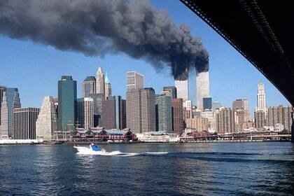 El humo sale de las torres del World Trade Center en Nueva York, el martes 11 de septiembre de 2001
