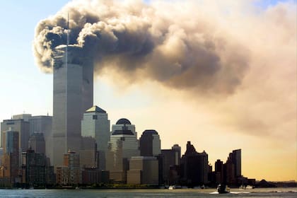 El humo sale de los pisos superiores de las torres del World Trade Center el 11 de septiembre de 2001 en la ciudad de Nueva York