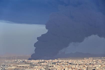 El humo sale de un almacén de petróleo en la ciudad costera de Yedá, en el Mar Rojo de Arabia Saudí, el 25 de marzo de 2022.