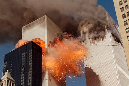 El humo sale de una de las torres del World Trade Center y las llamas y los escombros explotan desde la segunda torre