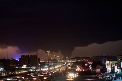 El humo sale de una instalación petrolera en la ciudad costera de Yedá, en el Mar Rojo de Arabia Saudí, el 25 de marzo de 2022.