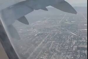 El humo saliendo de un ala del avión