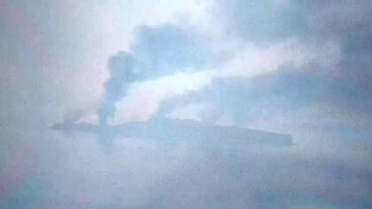 El humo se aleja de la Isla de las Serpientes el día del retiro de las tropas rusas.