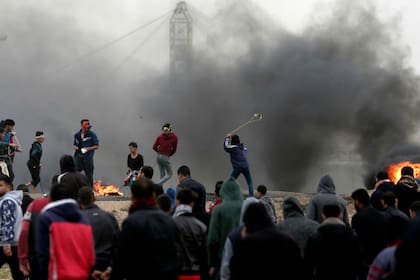 El humo se despide de los neumáticos durante los enfrentamientos con las fuerzas israelíes después después de la manifestación.