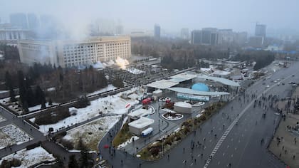 El humo se eleva de la alcaldía de la ciudad de Almaty, Kazajastán