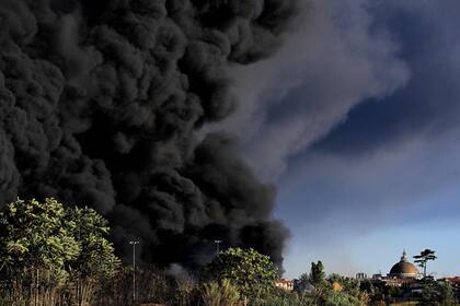 El humo se eleva de la vegetación en llamas después de que estalló un incendio cerca del parque arqueológico Centocelle, en el este de Roma