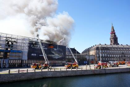 El humo se eleva desde la Antigua Bolsa de Valores, Boersen, en Copenhague, Dinamarca, el martes 16 de abril de 2024. 