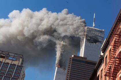 El humo se eleva desde las Torres Gemelas después de que aviones secuestrados se estrellaran contra ellas