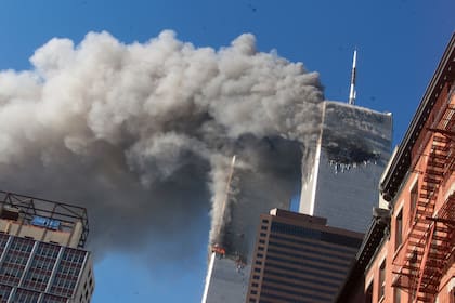 El humo se eleva desde las torres gemelas en llamas del World Trade Center después de que aviones secuestrados se estrellaran contra las torres el 11 de septiembre de 2001 en la ciudad de Nueva York