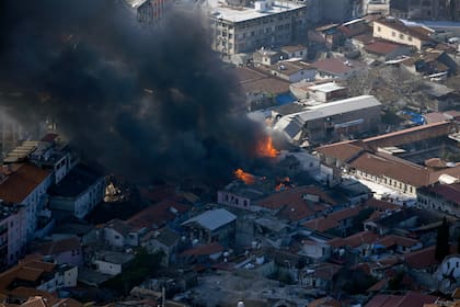 El humo se eleva desde un edificio en Antakya, al sur de Turquía, el miércoles 8 de febrero de 2023. Con la esperanza de encontrar supervivientes, los equipos de rescate de Turquía y Siria buscaban el miércoles señales de vida entre los escombros de las construcciones derrumbadas en el catastrófico terremoto