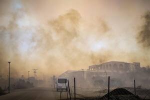 Grecia vivirá la ola de calor más larga de su historia y lucha contra un incendio fuera de control