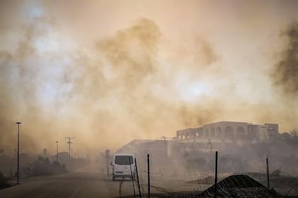 El humo se eleva desde un hotel en llamas en la isla de Rodas, en julio de 2023.