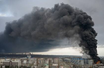 El humo se eleva después de un ataque del ejército ruso en Odessa, el 3 de abril de 2022.