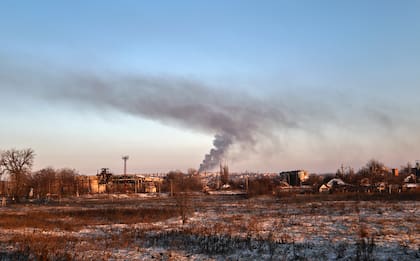 El humo se eleva después de un bombardeo en Soledar, el lugar de fuertes batallas contra las fuerzas rusas en la región de Donetsk, Ucrania, el domingo 8 de enero de 2023.