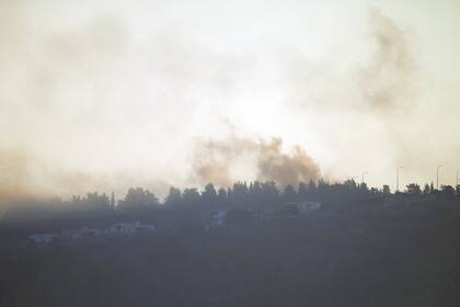 El humo se eleva después del bombardeo israelí en la aldea de Odaisseh, cerca de la frontera con Israel, en el sur del Líbano, el viernes 13 de octubre de 2023