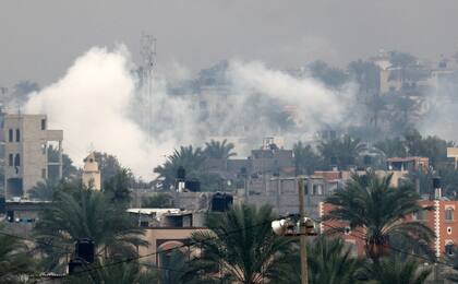 El humo se eleva en la ciudad de Khan Yunis, en el sur del enclave palestino, en medio de la guerra de Israel y Hamas