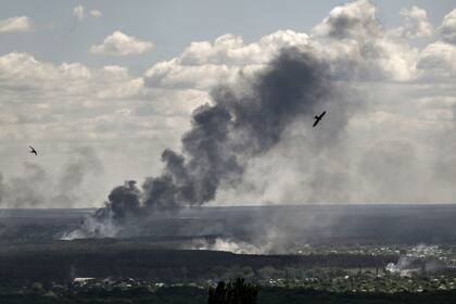 El humo se eleva por los bombardeos en la ciudad de Severodonetsk durante la lucha entre las tropas ucranianas y rusas en la región oriental de Ucrania de Donbass el 7 de junio de 2022. (Photo by ARIS MESSINIS / AFP)